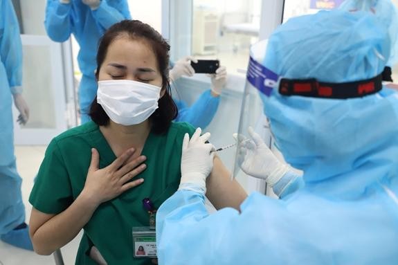 Cán bộ y tế tiêm mũi vaccine đầu tiên tại Bệnh viện Bệnh Nhiệt đới Trung ương - Ảnh: Quân đội nhân dân