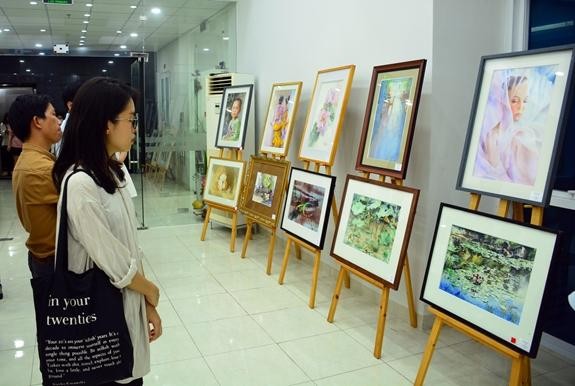 Đông đảo người yêu tranh đến tham quan, thưởng thức tranh tại triển lãm - Ảnh: Báo Quân đội nhân dân