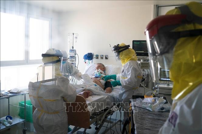 Nhân viên y tế chăm sóc bệnh nhân COVID-19 tại bệnh viện ở Madrid, Tây Ban Nha. Ảnh: AFP/TTXVN
