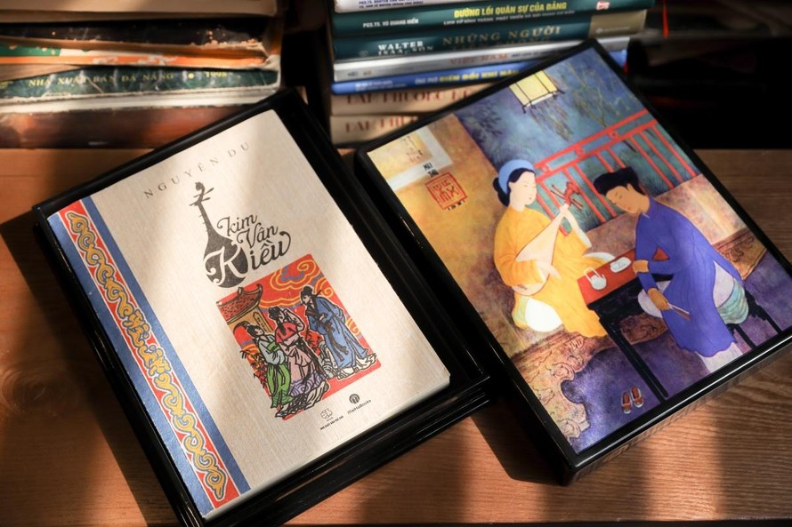 Ấn phẩm Kim Vân Kiều in số lượng 100 bản trên giấy dó, có hộp sơn mài - Ảnh: VOV