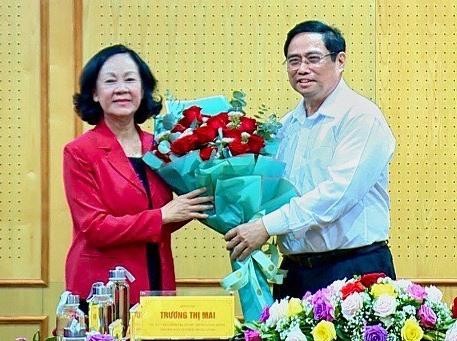 Thủ tướng Chính phủ Phạm Minh Chính tặng hoa chúc mừng tân Trưởng Ban Tổ chức Trung ương Trương Thị Mai.