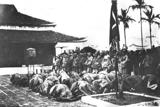 Khoa thi đầu tiên trong lịch sử Việt Nam được mở dưới thời vị vua nào?