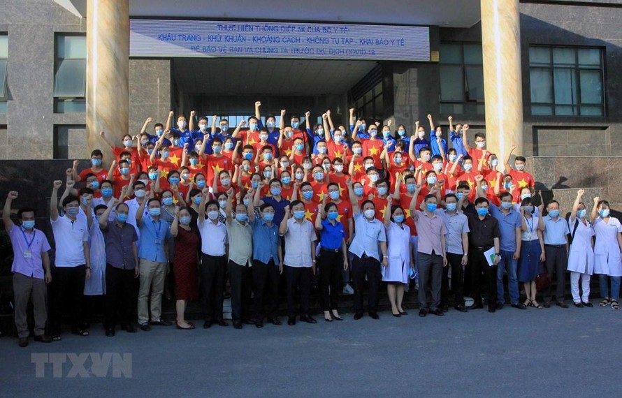 Đoàn cán bộ, sinh viên tình nguyện trường Đại học Y Dược Thái Bình lên đường nhận nhiệm vụ tham gia công tác phòng, chống dịch COVID-19 tại Bắc Giang. (Ảnh: Thế Duyệt/TTXVN)