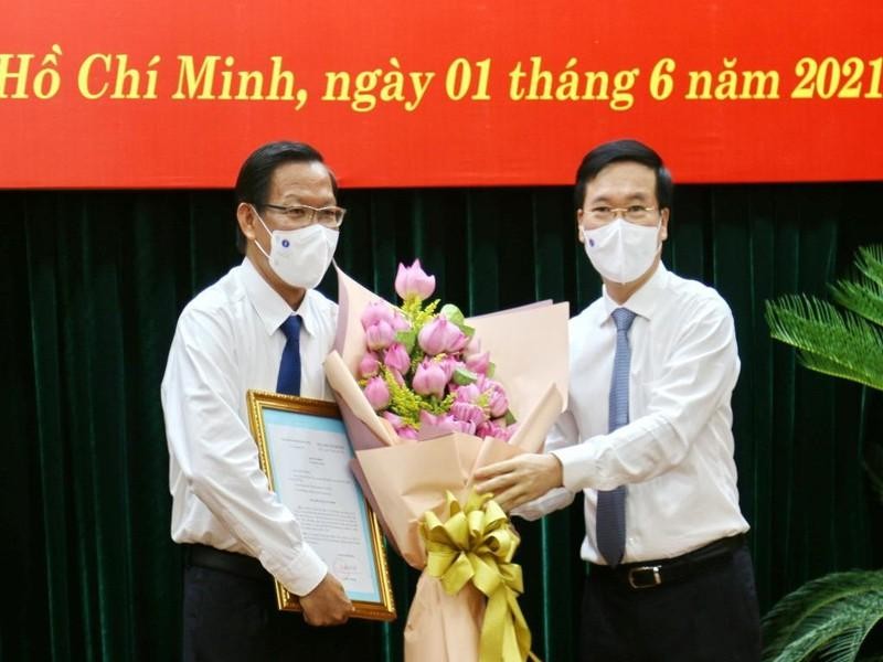 Đồng chí Võ Văn Thương trao quyết định và chúc mừng đồng chí Phan Văn Mãi