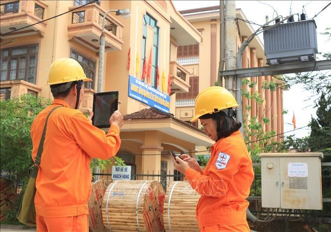 Nhân viên Công ty Điện lực Quảng Trị (Tổng Công ty Điện lực miền Trung) thu thập, cập nhật dữ liệu thông tin khách hàng dùng điện trên địa bàn thành phố Đông Hà. Ảnh: Ngọc Hà/TTXVN