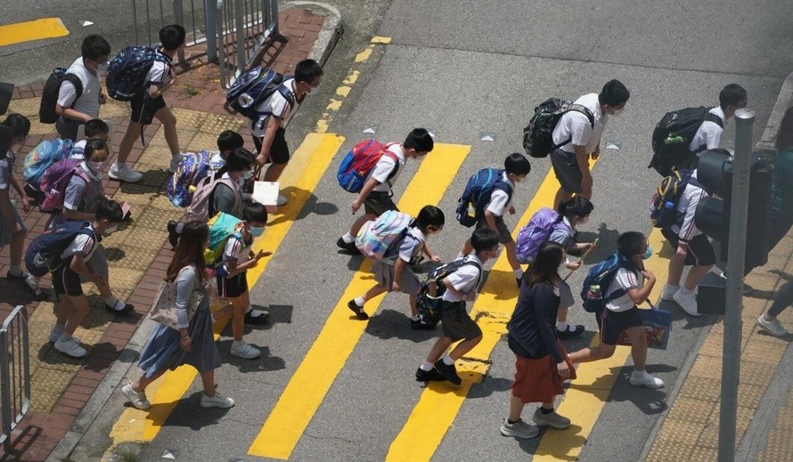 Học sinh Hồng Kông đang băng qua một con đường ở khu Tsuen Wan
