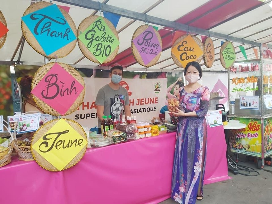 Vải thiều và các hoa quả Việt Nam được giới thiệu tại lễ hội.