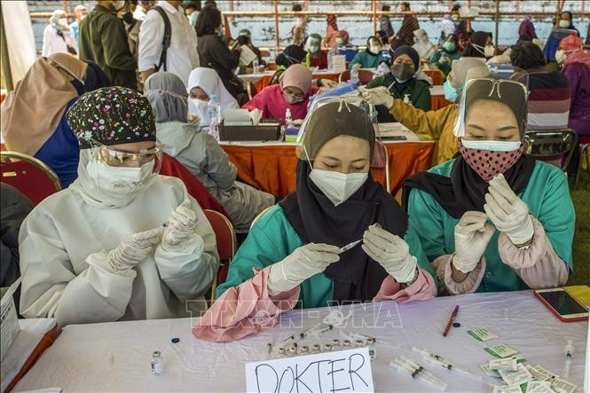 Nhân viên y tế tại một điểm tiêm vaccine ngừa COVID-19 ở Surabaya, Đông Java ngày 6/7/2021. Ảnh: AFP/TTXVN
