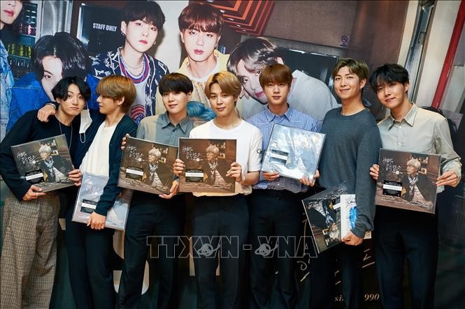 Các thành viên nhóm nhạc BTS tham dự một sự kiện ở Seoul, Hàn Quốc. Ảnh tư liệu: YONHAP/TTXVN