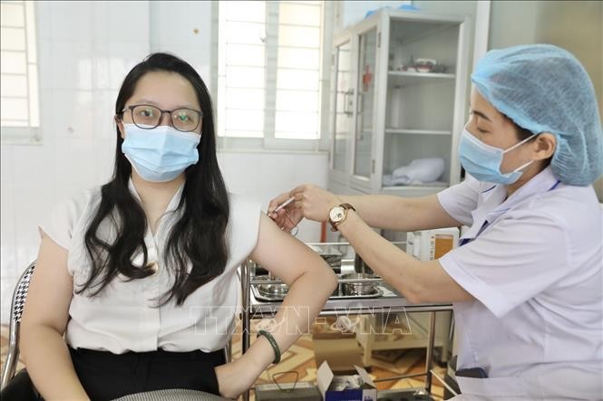 Tiêm vaccine phòng COVID-19 tại điểm tiêm chủng 26 Lương Ngọc Quyến (quận Hoàn Kiếm, Hà Nội). Ảnh: Minh Quyết/TTXVN.