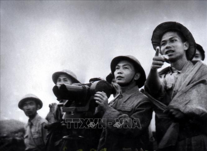 Đại tướng Võ Nguyên Giáp quan sát trận địa Điện Biên Phủ lần cuối trước khi phát lệnh nổ súng tấn công. Ảnh tư liệu: TTXVN