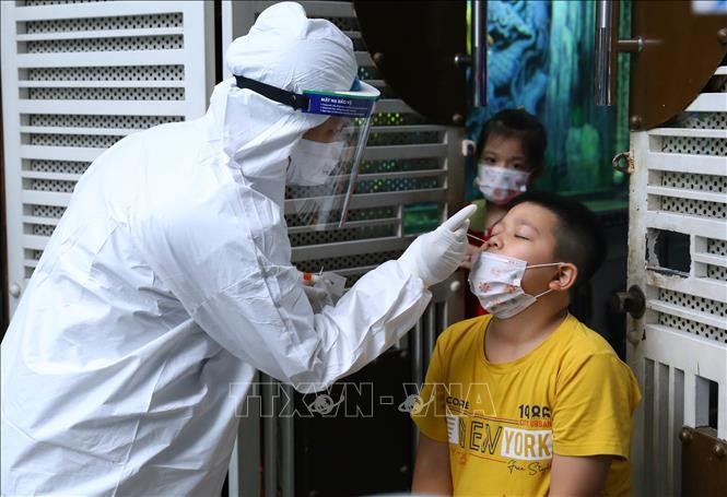 Lực lượng y tế quận Hai Bà Trưng lấy mẫu xét nghiệm SARS-CoV-2 cho những người có nguy cơ cao. Ảnh: Hoàng Hiếu - TTXVN