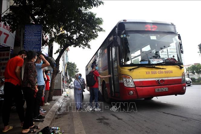 Hà Nội thực hiện giảm 50% tần suất dịch vụ trên các tuyến xe buýt kể từ 0 giờ ngày 19/7/2021. Ảnh: Danh Lam/TTXVN