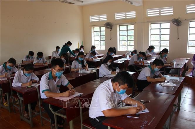 Các thí sinh làm bài thi môn Ngoại ngữ tại điểm thi trường THPT chuyên Vị Thanh, thành phố Vị Thanh, Hậu Giang ngày 10/8/2020. Ảnh minh họa: Hồng Thái/TTXVN