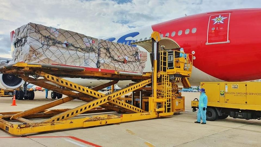 13 tấn trang thiết bị y tế được Thụy Sỹ viện trợ đã về đến Việt Nam. Ảnh: BYT