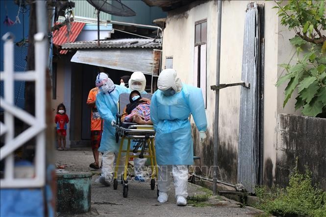 Nhân viên y tế chuyển bệnh nhân COVID-19 tới bệnh viện tại Pattani, Thái Lan. Ảnh: AFP/TTXVN
