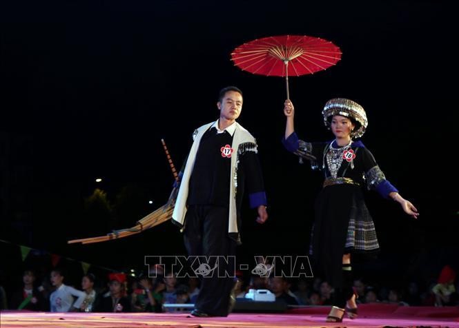 Trình diễn trang phục của đồng bào dân tộc Mông tại Ngày hội văn hóa thể thao các dân tộc huyện Than Uyên (Lai Châu) lần thứ VIII. Ảnh (tư liệu) minh họa: Quý Trung/TTXVN