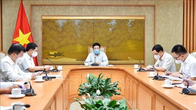 Phó Thủ tướng Phạm Bình Minh đã chủ trì cuộc họp với Tổ công tác của Chính phủ về ngoại giao vaccine. Ảnh: TTXVN phát