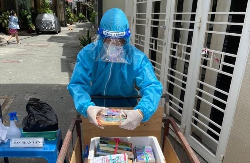 Các đơn vị nhà xuất bản tặng sách cho người dân trong khu cách ly tại TP Hồ Chí Minh.