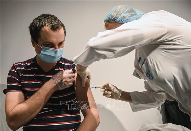 Tiêm vaccine ngừa COVID-19 cho người dân tại Moskva, Nga ngày 18/1/2021. Ảnh: AFP/TTXVN