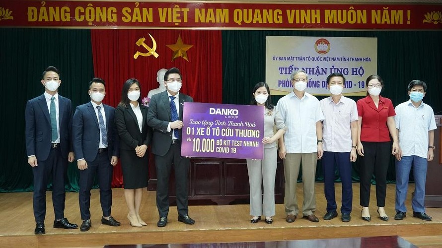 BLĐ Homevina Group phối hợp cùngDanko Group trao tặng 1 xe cứu thương và 10.000 bộ kit test nhanh cho tỉnh Thanh Hoá phòng, chống dịch