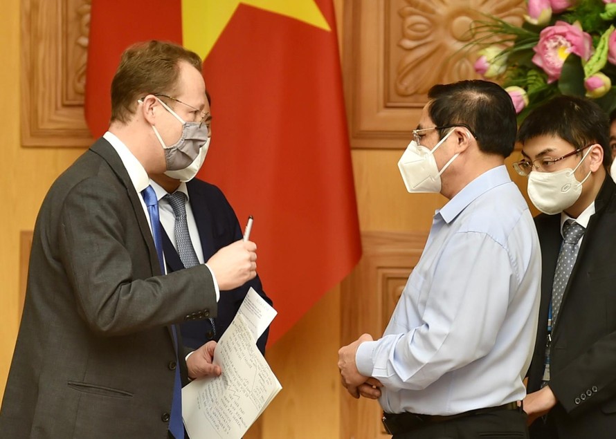 Thủ tướng Chính phủ Phạm Minh Chính trao đổi với ông Christopher Klein, Đại biện Đại sứ quán Hoa Kỳ - Ảnh: VGP/Nhật Bắc