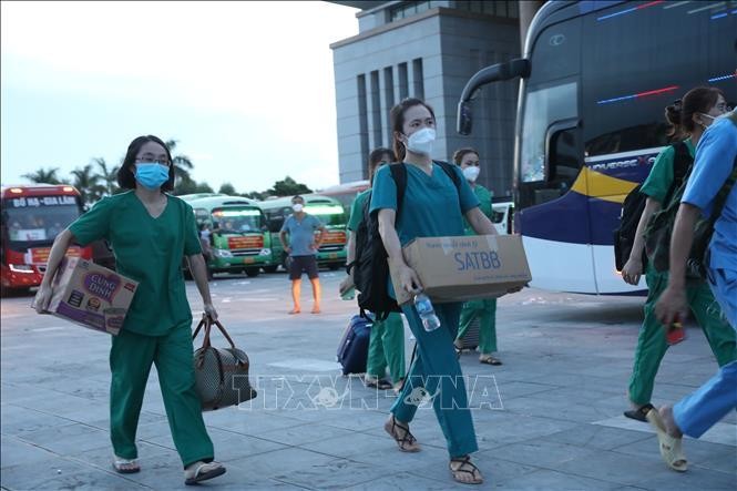Đoàn công tác của Bắc Giang lên đường tới hỗ trợ Hà Nội chống dịch. Ảnh: TTXVN