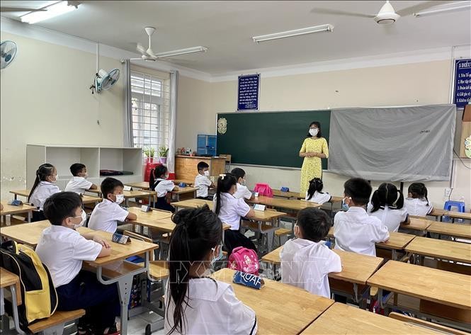 Các em học sinh Trường Tiểu học Cao Văn Ngọc, huyện Côn Đảo (tỉnh Bà Rịa - Vũng Tàu) bước vào buổi học đầu tiên năm học 2021-2022. Ảnh minh họa: TTXVN phát