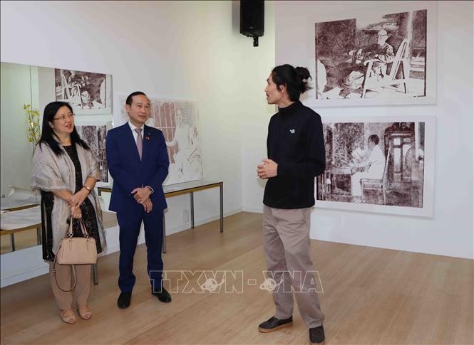 Họa sĩ Thi Nguyễn giới thiệu tranh với Đại sứ Việt Nam tại Vương quốc Bỉ Nguyễn Văn Thảo và phu nhân.