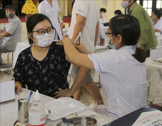 Tiêm vaccine Sputnik V cho người dân huyện Gia Viễn, tỉnh Ninh Bình. Ảnh: Thùy Dung/TTXVN