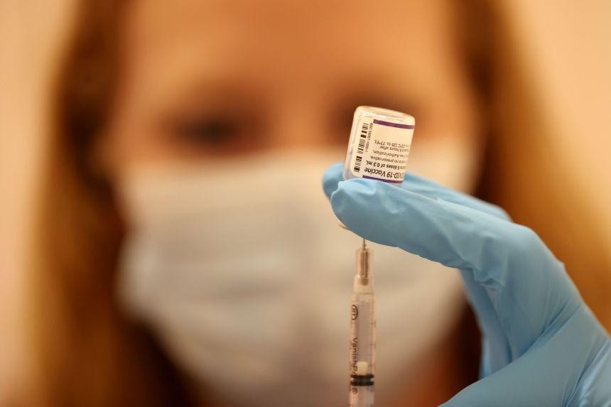 Mới có khoảng 56% tổng dân số Mỹ đã tiêm đủ hai liều vaccine. Ảnh: AFP