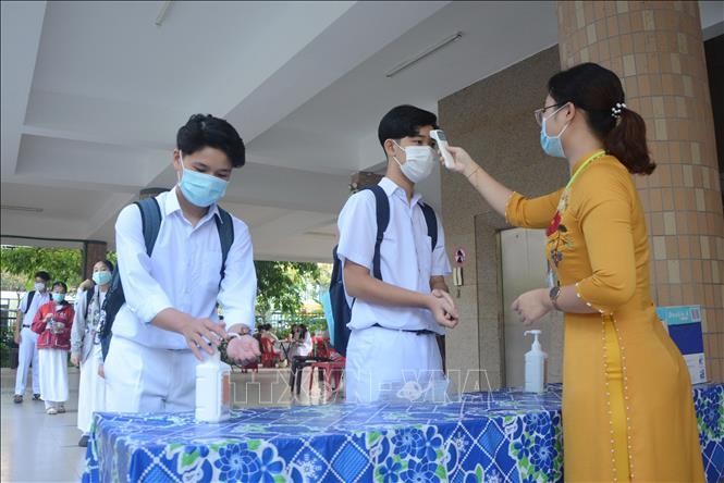 Học sinh trường THPT Phan Châu Trinh đo thân nhiệt, sát khuẩn trước khi vào lớp (ảnh tư liệu).
