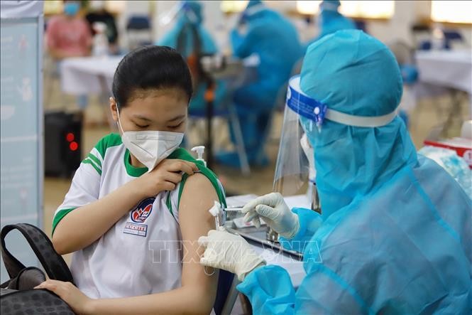 Nhân viên y tế tiêm vaccine phòng COVID-19 cho học sinh tại huyện Củ Chi (Thành phố Hồ Chí Minh). Ảnh: Thu Hương/TTXVN