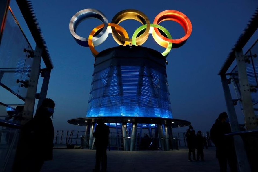 Biểu tượng Olympic thắp sáng trên đỉnh Tháp Olympic, một năm trước ngày khai mạc Thế vận hội Olympic mùa đông 2022, ở Bắc Kinh, Trung Quốc ngày 4/2/2021. Ảnh: Reuters