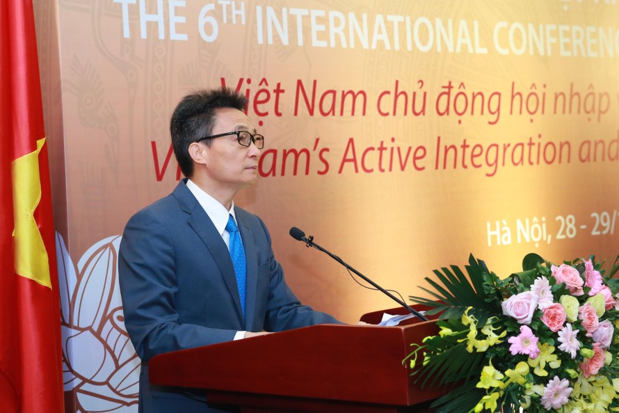 Phó Thủ tướng Vũ Đức Đam: Việt Nam học cần quan tâm nhiều hơn đến các vấn đề xã hội, đặc biệt trong bối cảnh dịch bệnh và hậu dịch bệnh, không gian mạng và các yếu tố an ninh phi truyền thống ngày càng hiện hữu. Ảnh: VGP/Đình Nam