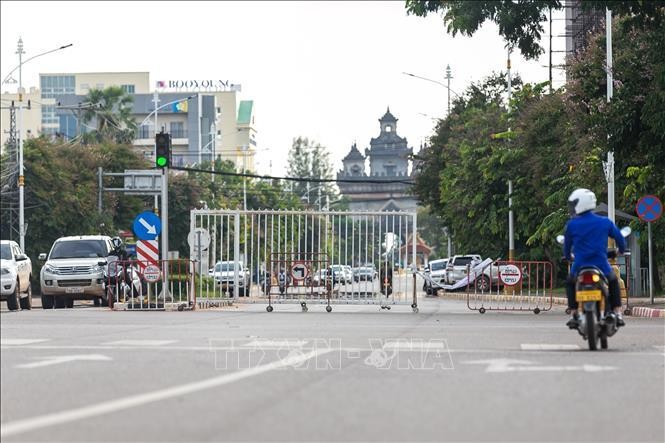 Phong tỏa một tuyến đường để ngăn chặn sự lây lan của dịch COVID-19 ở thủ đô Viêng Chăn, Lào. Ảnh: THX/TTXVN
