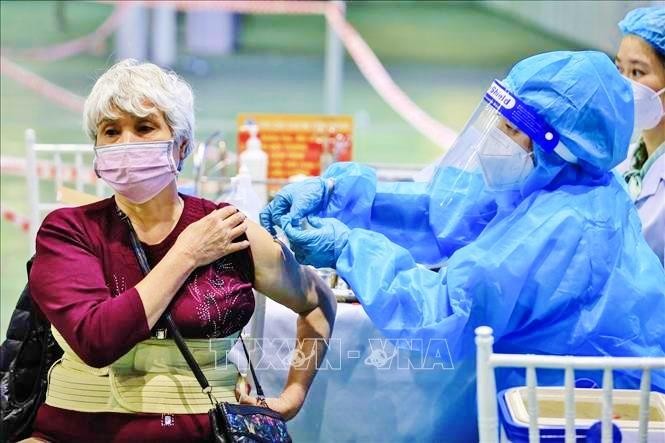 Hà Nội hiện còn khoảng 1 triệu người trên 50 tuổi đang chờ đến thời hạn được tiêm mũi 2 bắt đầu từ ngày 15/11. Ảnh: TTXVN