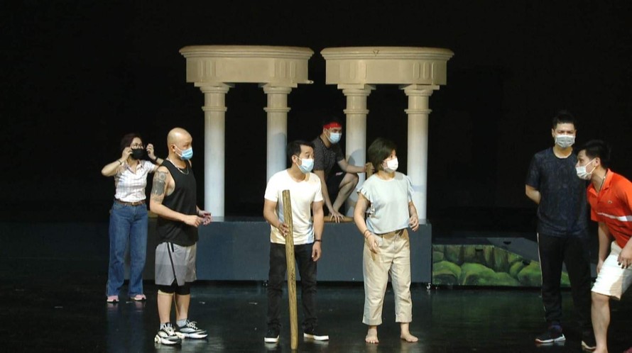 Các nghệ sỹ Nhà hát Tuổi trẻ tập vở nhạc kịch "Cuộc chiến virus". Ảnh minh họa: NL