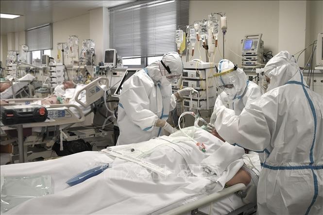 Điều trị cho bệnh nhân nhiễm COVID-19 tại bệnh viện ở ngoại ô Athens, Hy Lạp. Ảnh tư liệu: AFP/TTXVN