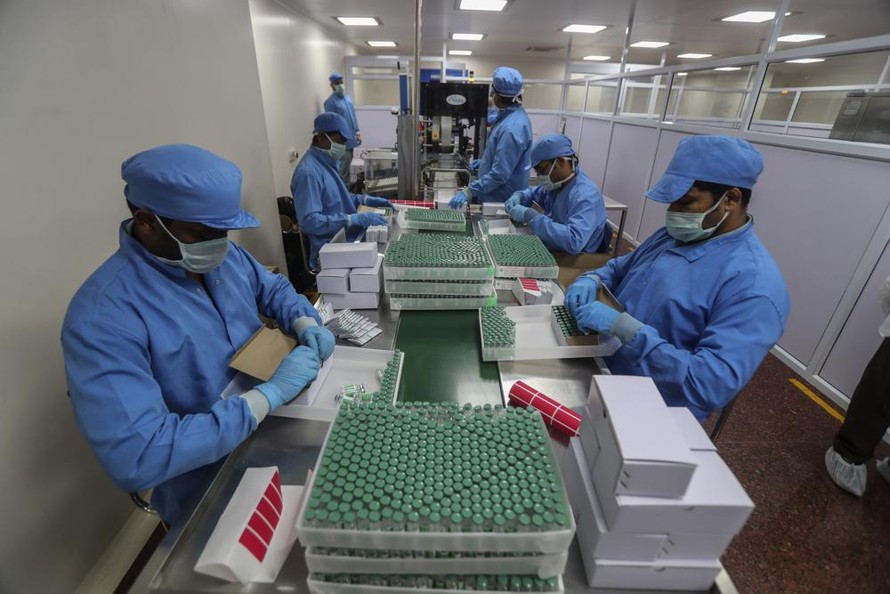 Nhân viên đóng gói vaccine Covishield, một phiên bản của AstraZeneca tại nhà máy của SII. Ảnh: AP