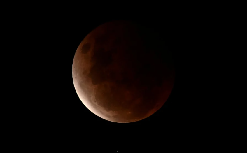Nguyệt thực một phần dài nhất trong gần 600 năm qua, sẽ phủ màu đỏ lên Mặt trăng. Ảnh: EPA