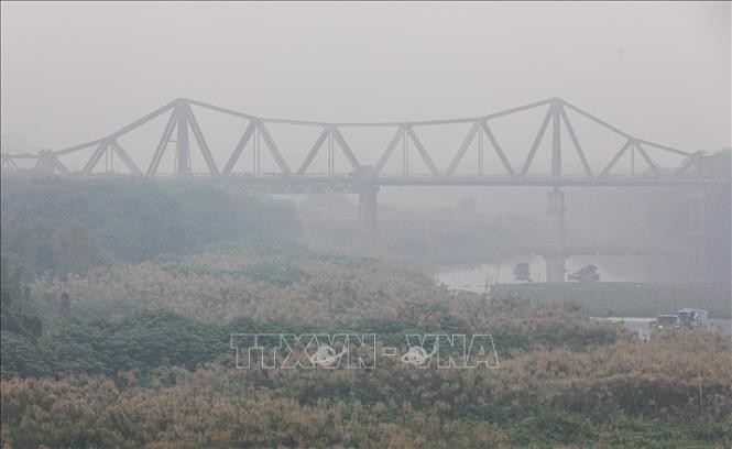 Sương mù dày đặc cùng bụi bẩn ô nhiễm không khí tại khu vực cầu Long Biên, Hà Nội, ngày 17/11/2021. Ảnh: Thành Đạt/TTXVN