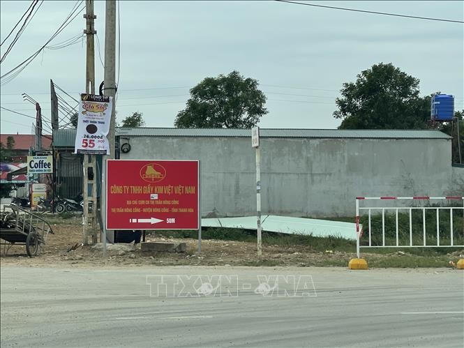 Lối vào Công ty Trách nhiệm hữu hạn Giầy Kim Việt (tại Cụm công nghiệp Thị trấn Nông Cống - huyện Nông Cống - tỉnh Thanh Hóa). Ảnh minh họa: Hoa Mai/TTXVN