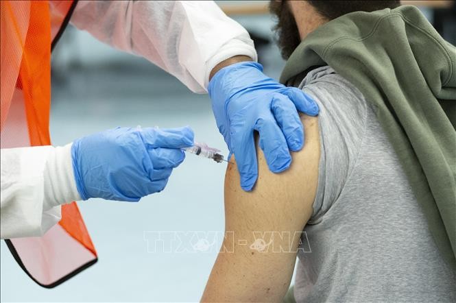 Tiêm vaccine phòng COVID-19 của hãng dược Moderna cho người dân tại New York, Mỹ. Ảnh: AFP/TTXVN