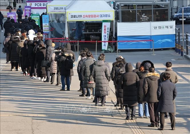 Người dân xếp hàng chờ xét nghiệm COVID-19 tại Seoul, Hàn Quốc ngày 17/2/2022. Ảnh: Yonhap/TTXVN