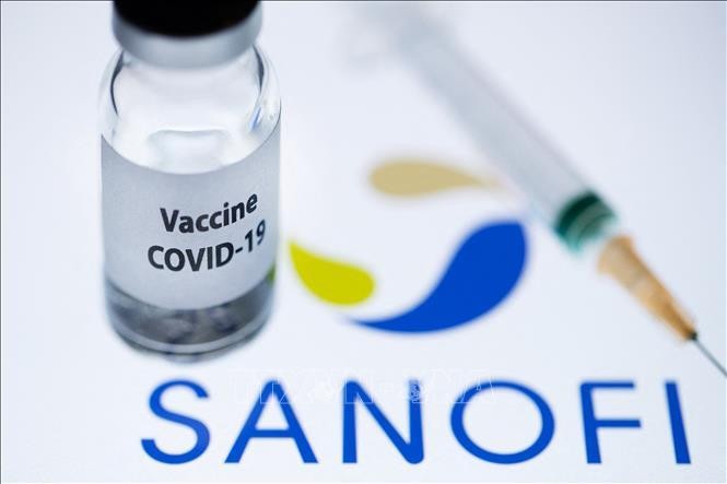 Biểu tượng của tập đoàn dược phẩm Sanofi bên vaccine ngừa COVID-19. Ảnh: AFP/TTXVN
