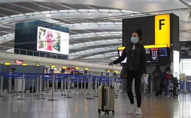 Hành khách tại sân bay Heathrow ở phía tây London, Anh. (Ảnh: AFP/TTXVN)