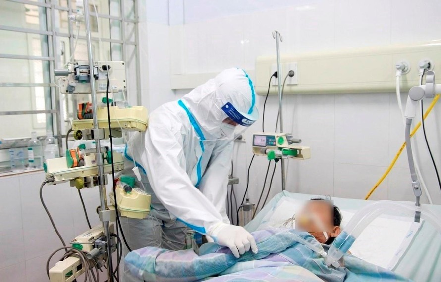 Bác sĩ Bệnh viện Bãi Cháy (Quảng Ninh) điều trị cho bệnh nhân COVID-19. (Ảnh: Thanh Vân/TTXVN)
