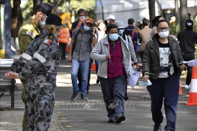 Người dân đeo khẩu trang phòng dịch COVID-19 tại Sydney, Australia. Ảnh: AFP/TTXVN