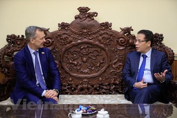 Đại sứ Đặng Minh Khôi với Phó Chủ tịch thứ nhất Hội đồng Liên bang (THượng viện Nga) Andrei Yatskin. (Ảnh: Trần Hiếu/TTXVN)
